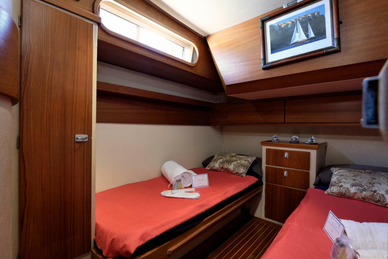 Blue II Yacht 호텔 아르바탁스 외부 사진